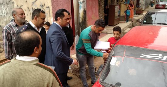 قاضٍ بالإسماعيلية يخرج من لجنته لمساعدة سيدة مسنة على الإدلاء بصوتها