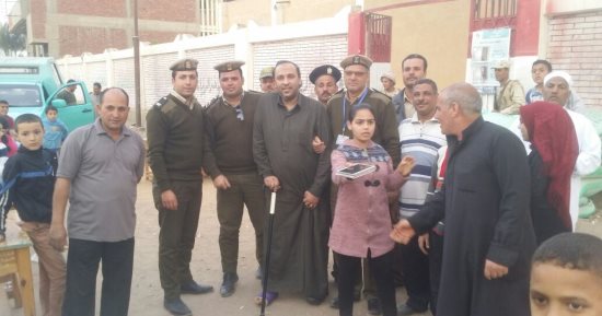 صور.. مديرية أمن الشرقية تنقل 12 من كبار السن والمرضى إلى لجانهما الانتخابية