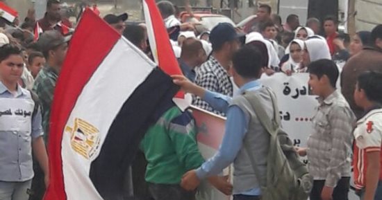صور.. سلسلة بشرية من طلاب دمياط لحث المواطنين على التصويت