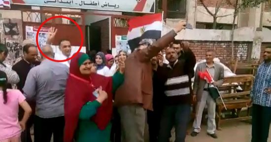 فيديو.. الأمن ينقذ موظفا رفع إشارة رابعة أمام لجنة من بطش الأهالى بالدقهلية