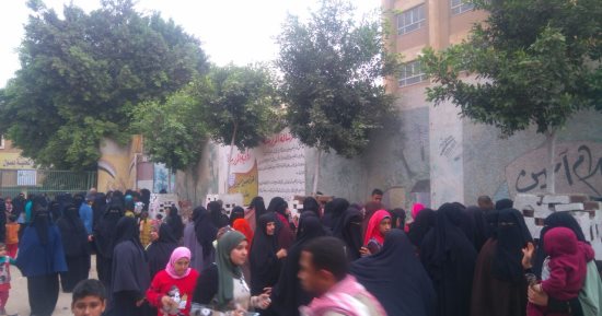 صور.. تزايد إقبال سيدات أطفيح على اللجان فى الساعات الأخيرة من التصويت
