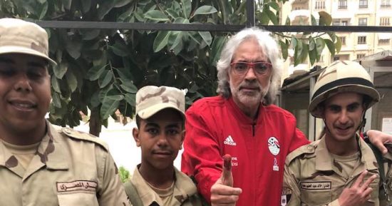 أحمد ناجى يدلى بصوته فى انتخابات الرئاسة فور عودة المنتخب من سويسرا