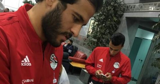 صور.. المنتخب يوقع على صور تذكارية إهداء لمصر للطيران