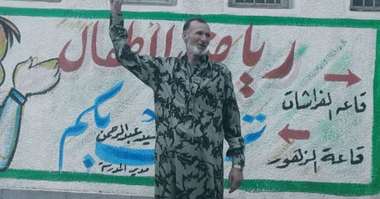صور.. مواطن بالشرقية يرتدى عباءة من الزى العسكرى عقب تصويته بكفر صقر
