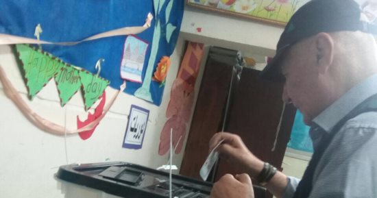 صور.. الفنان عزت أبو عوف عقب إدلائه بصوته: لازم نشارك علشان نحمى البلد