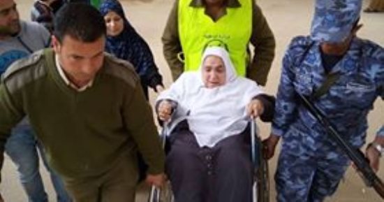 قارئ يشارك بصورة لرجال الجيش والشرطة يساعدون المسنين على الإدلاء بأصواتهم