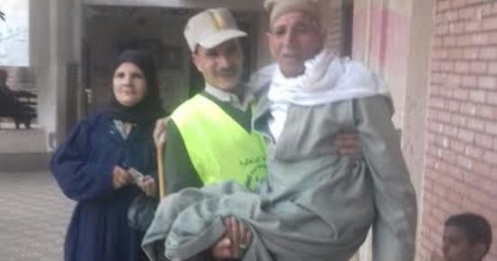 أفراد الأمن يحملون ناخبا للإدلاء بصوته فى المنوفية