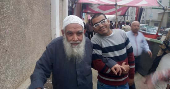 صور.. مسن بالزاوية الحمراء بعد التصويت: ربنا يقدر السيسى على حمل البلد
