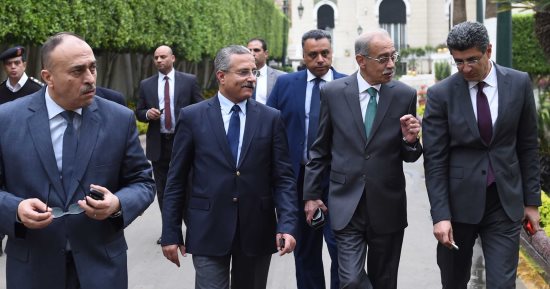 صور.. رئيس الوزراء يرأس غرفة عمليات الحكومة فى ثالث أيام الانتخابات الرئاسية