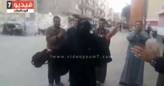 فيديو.. منتقبة ترقص على أنغام تسلم الأيادى أمام لجنة فى أبو كبير بالشرقية