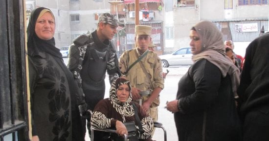 صور.. سيدة تدلى بصوتها فى الانتخابات الرئاسية على كرسى متحرك ببورسعيد