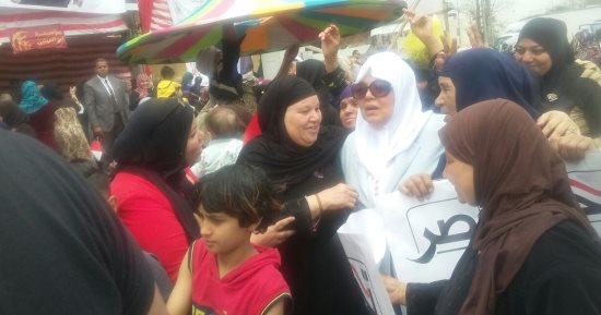 صور.. إقبال كبير من الناخبات جنوب الجيزة للمشاركة فى العرس الانتخابى