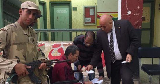 قاضى يخرج من اللجنة لمساعدة مواطن معاق فى بولاق الدكرور