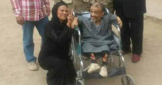 محبة مصر تقهر الصعاب.. كفيف وقعيد يتحدى الظروف ويدلى بصوته ببنى سويف
