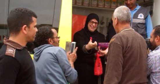 قاضٍ يخرج صندوق الاقتراع لإدلاء عجوز بصوتها فى سيارة إسعاف بالسويس