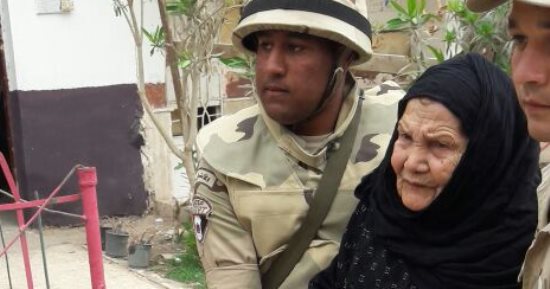 معمرة عمرها 97 سنة تدلى بصوتها فى لجنة الروضة بالفيوم
