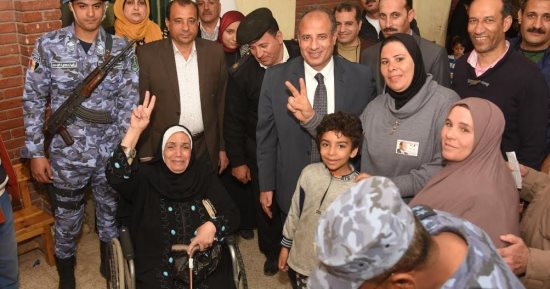  سيدة مسنة من ذوى الاحتياجات الخاصة ترفع علامة النصر داخل اللجنة بالإسكندرية