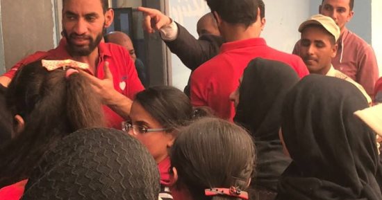 رغم العاصفة الترابية.. أهالى قرية السراقنا بـ"القوصية أسيوط" يدلون بأصواتهم