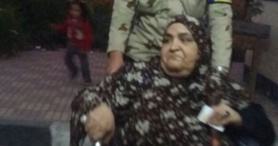 صور.. أمن لجنة الاجتهاد الثانوية يساعد مسنة تجلس على كرسى للإدلاء بصوتها