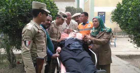 صور.. نقل 8 مسنات قعيدات فى كفر الشيخ من منازلهن للجان للإدلاء بأصواتهن