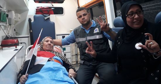 صور.. مواطنون يصرون على التصويت فى الانتخابات داخل سيارات الإسعاف