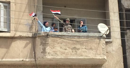 صور.. سيدة من سوهاج تلوح بعلم مصر وتهتف لرجال الجيش والشرطة