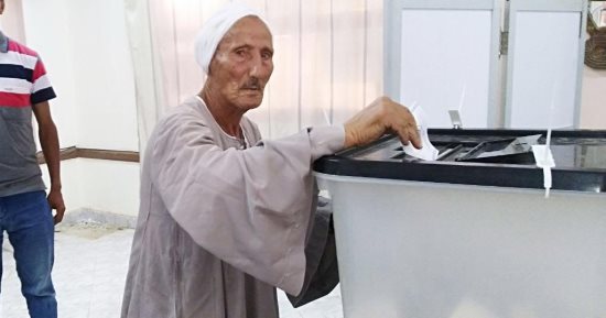 مسن 90 عاما يدلى بصوته فى لجنة بمركز التطور التكنولوجى بالغردقة