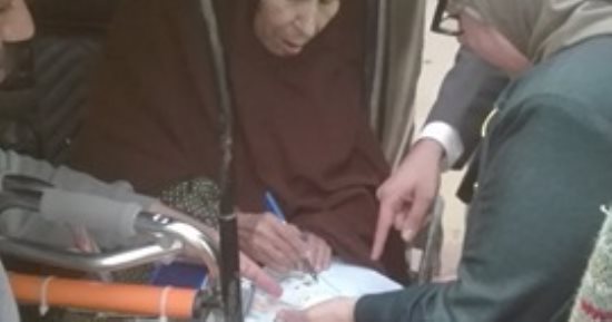 صور.. مواطنة تدلى بصوتها الانتخابى فى "توك توك" بالشرقية