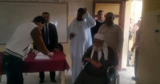 صور.. رئيس لجنة النصر بالقنطرة يساعد رجلا قعيدا على الانتخاب