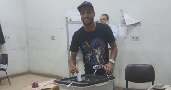إسلام جمال مدافع الزمالك يدلى بصوته بالانتخابات الرئاسية