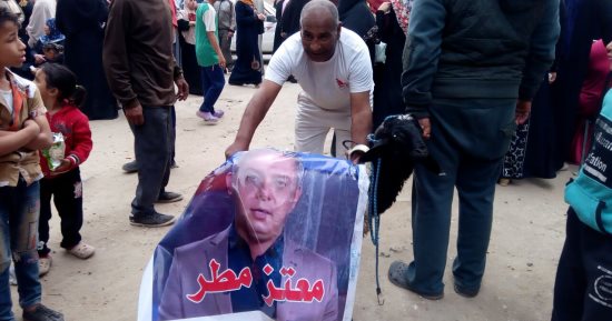 صور.. ناخبون يعلقون صور معتز مطر على خروف أمام لجنة بالدويقة