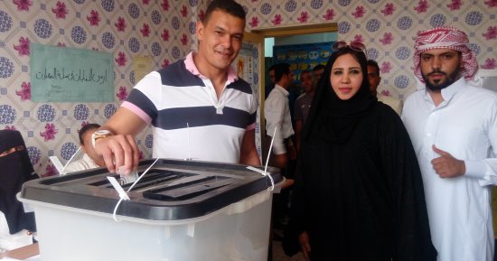 صور.. عبد الواحد السيد يدلى بصوته بالانتخابات الرئاسية فى جنوب سيناء