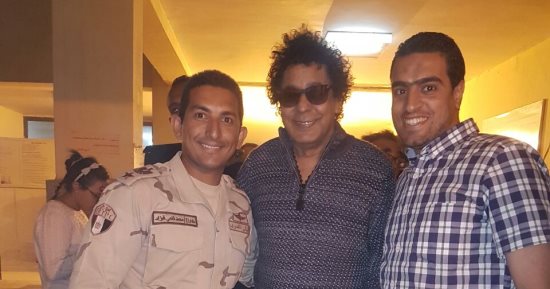 الكينج محمد منير يدلى بصوته فى الشيخ زايد رغم الطقس السيئ
