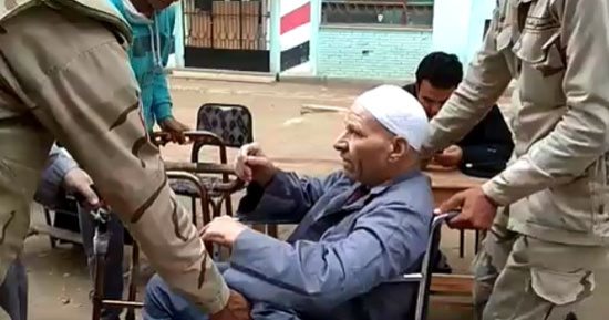 رئيس لجنة بكرداسة يخرج لمسن للإدلاء بصوته