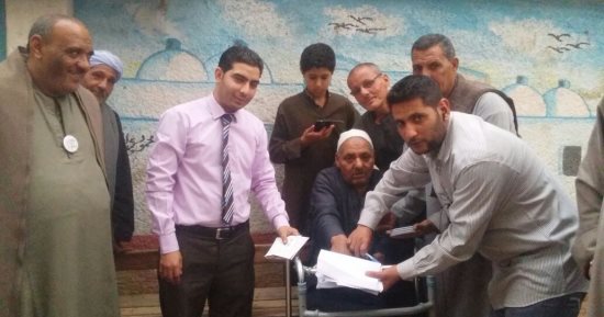 مسن يشارك فى الانتخابات الرئاسية بأطفيح: "انتخبت السيسى عشان مصر"