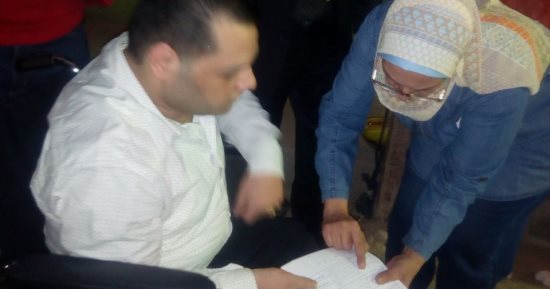 صور.. رئيس لجنة بحدائق حلوان يخرج "الدفتر" لناخب من ذوى الاحتياجات الخاصة