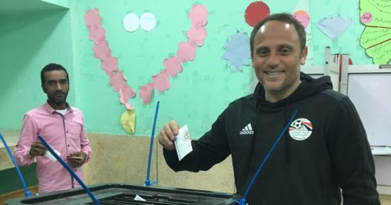 أسامة حسنى مدرب منتخب الشباب يدلى بصوته فى انتخابات الرئاسة