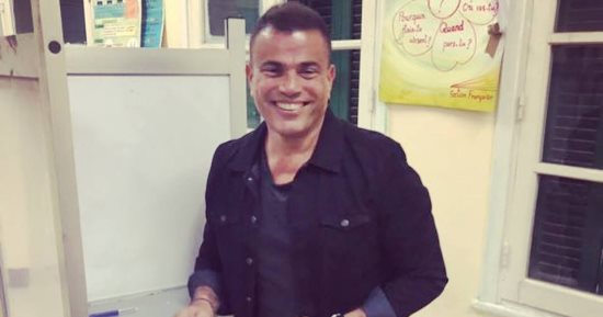 عمرو دياب يدلى بصوته فى الانتخابات قبل غلق مراكز الاقتراع