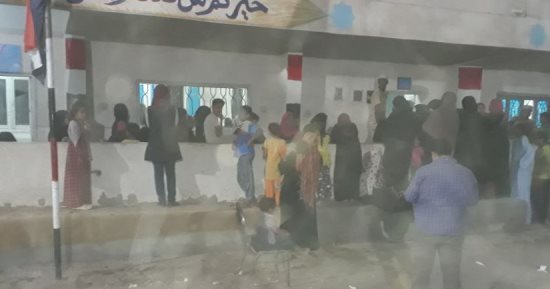 صور.. أهالى الأقصر يتحدون العاصفة الترابية ويواصلون التصويت باللجان