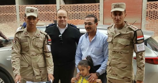 معمرة 101 سنة تدلى بصوتها داخل لجنة ببنى سويف: "السيسي أعاد مصر للمصريين"