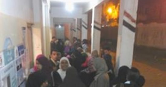 صور.. استمرار إقبال الناخبين على اللجان بعد مد فترة التصويت بطنطا