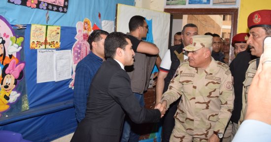 وزير الدفاع يتفقد عددا من اللجان الانتخابية فى محافظة القليوبية