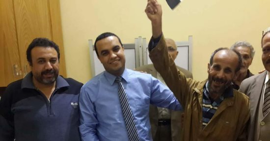 رئيس لجنة ام الرضا بدمياط يهدى الناخب رقم 3000 جائزة هدية له 