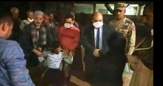 صور وفيديو .. مستشار يتبرع بكرسى متحرك لمعاق بعد إدلائه بصوته بأسيوط
