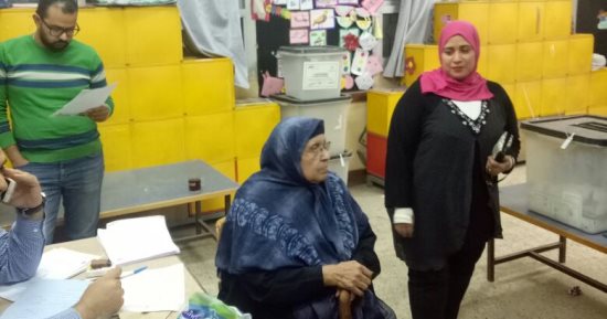 صور.. إقبال الناخبين على التصويت فى لجان عين شمس حتى الدقائق الأخيرة 