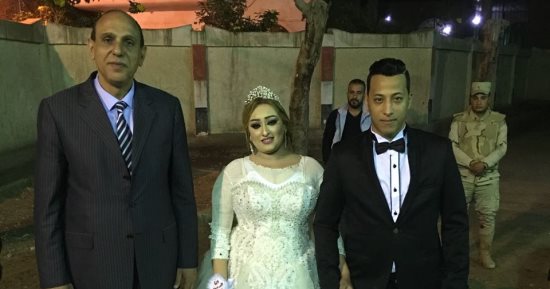 عروسان يتحديان العاصفة الترابية ويدليان بصوتهما بمنيه السباع فى بنها