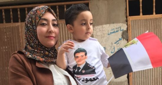 أرملة ضابط بسيناء للسيدات: "انزلوا الانتخابات علشان مصر ودماء الشهداء".. صور