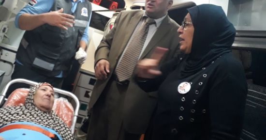 صور.. والدة زوجة الشهيد عادل رجائى تدلى بصوتها داخل سيارة إسعاف بالزيتون