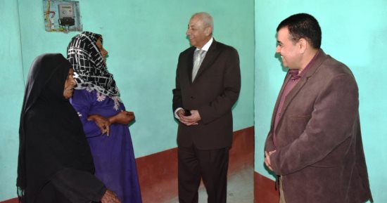 صور.. محافظ أسوان يزور منزل الحاجة خضرة بعد ترميم منزلها