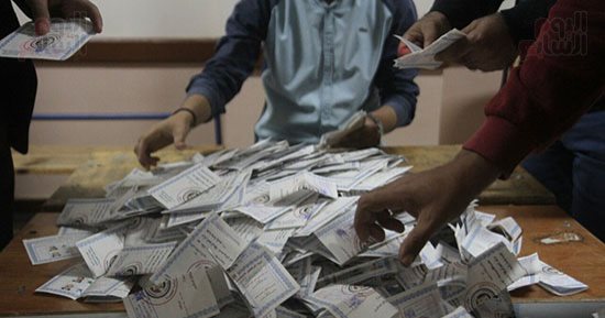 مؤشرات أولية.. السيسي يحصد 1699 صوتا مقابل 66 لموسى بلجنة 17 بمركز فرشوط (فيديو)